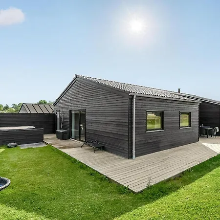 4 Bedroom Cozy In Semesterbostad *