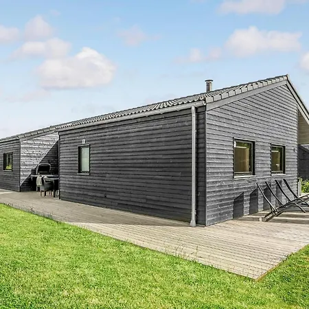 4 Bedroom Cozy In Semesterbostad *