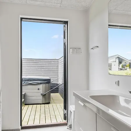 4 Bedroom Cozy In ハザスレウ