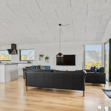 4 Bedroom Cozy In Holiday home