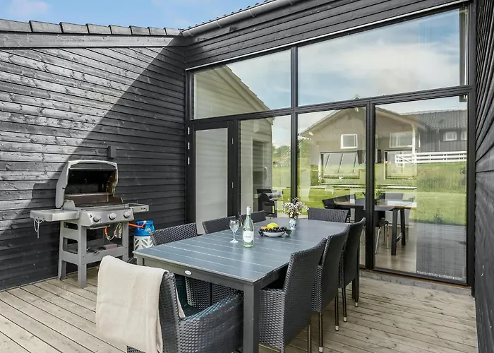 4 Bedroom Cozy In Хадерслев